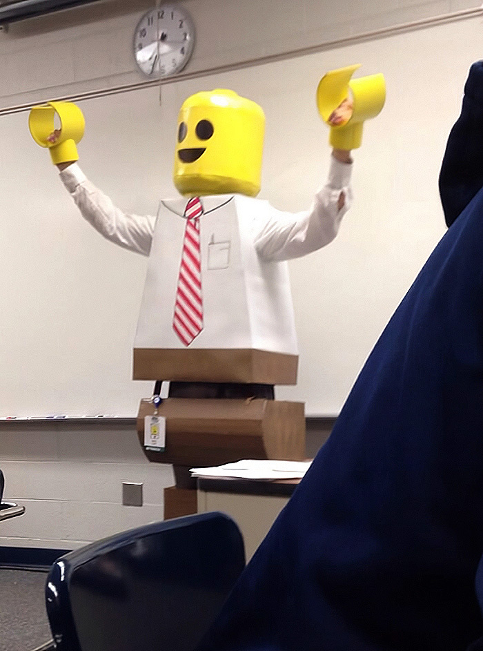 Este profesor rindi&oacute; homenaje a una de sus alumnas luciendo un disfraz de un dibujo que ella hab&iacute;a hecho