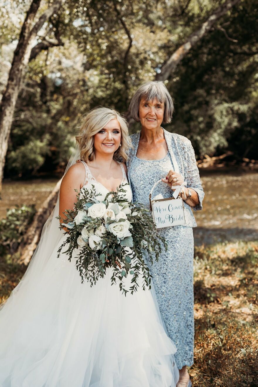 En esta boda, 4 abuelas fueron las "niñas de las flores" a petición de la novia, y no pueden ser más encantadoras En esta boda, 4 abuelas fueron las "niñas de las flores" a petición de la novia, y no pueden ser más encantadoras
