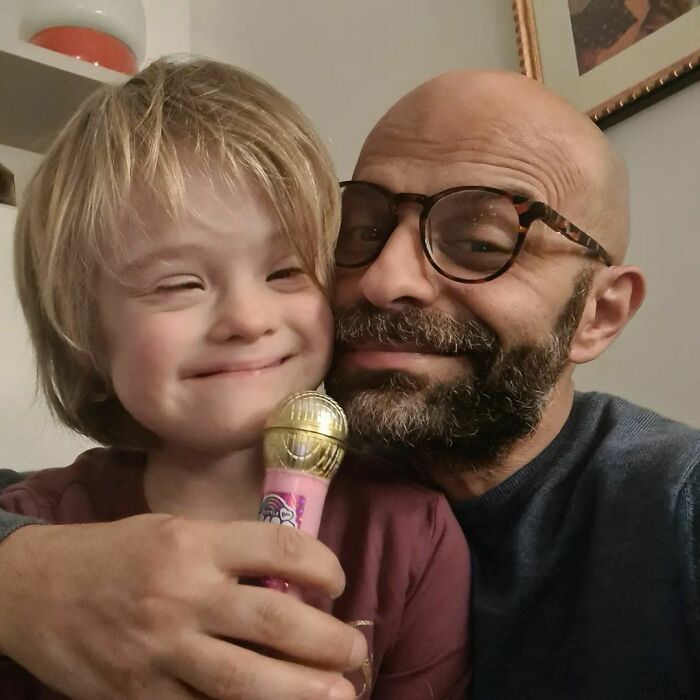 Este padre soltero adopt&oacute; a una ni&ntilde;a con s&iacute;ndrome de Down, y est&aacute; creciendo maravillosamente