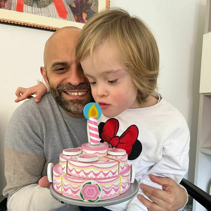 Este padre soltero adopt&oacute; a una ni&ntilde;a con s&iacute;ndrome de Down, y est&aacute; creciendo maravillosamente