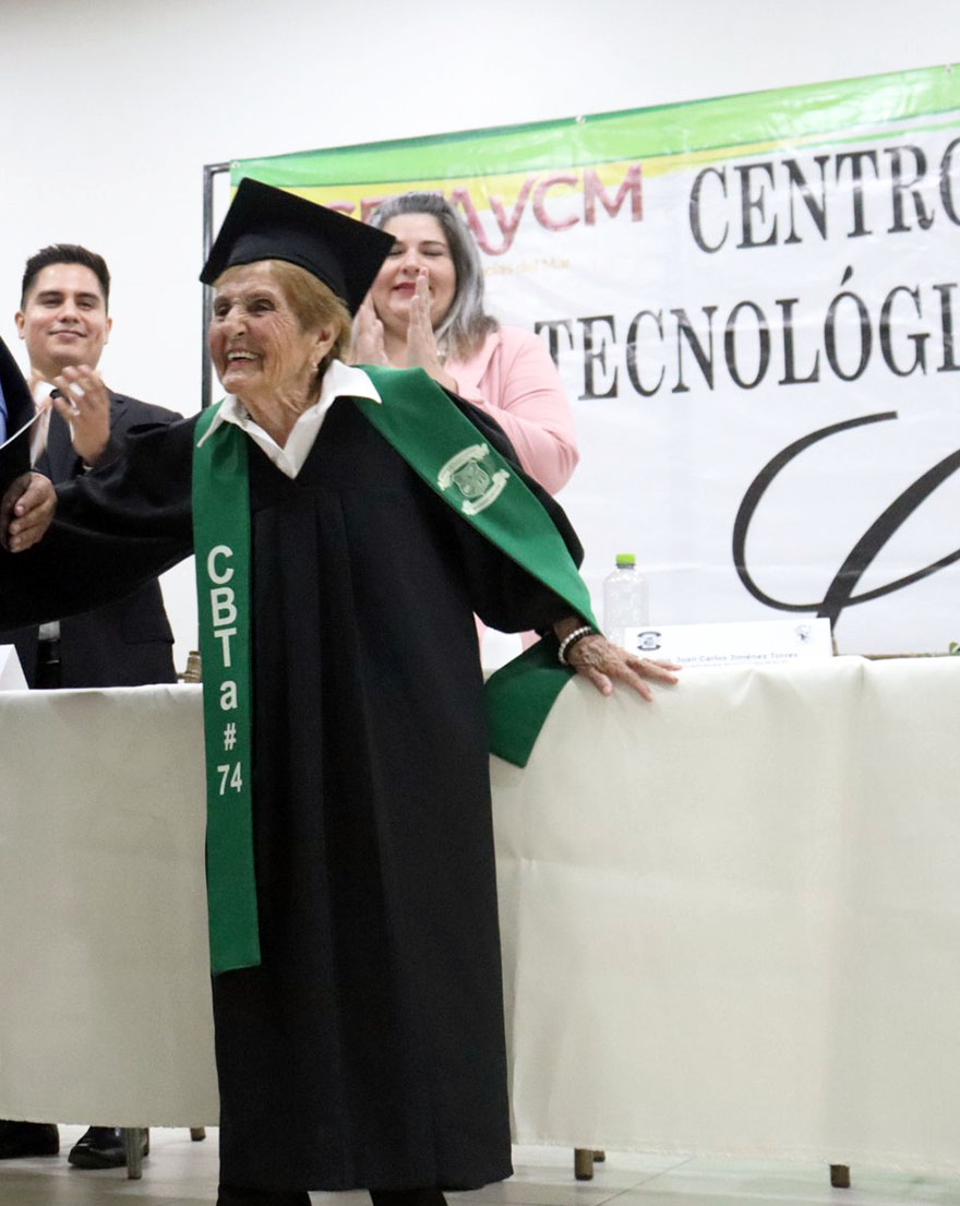 Esta anciana mexicana gradu&aacute;ndose de bachillerato es lo m&aacute;s inspirador que ver&aacute;s hoy