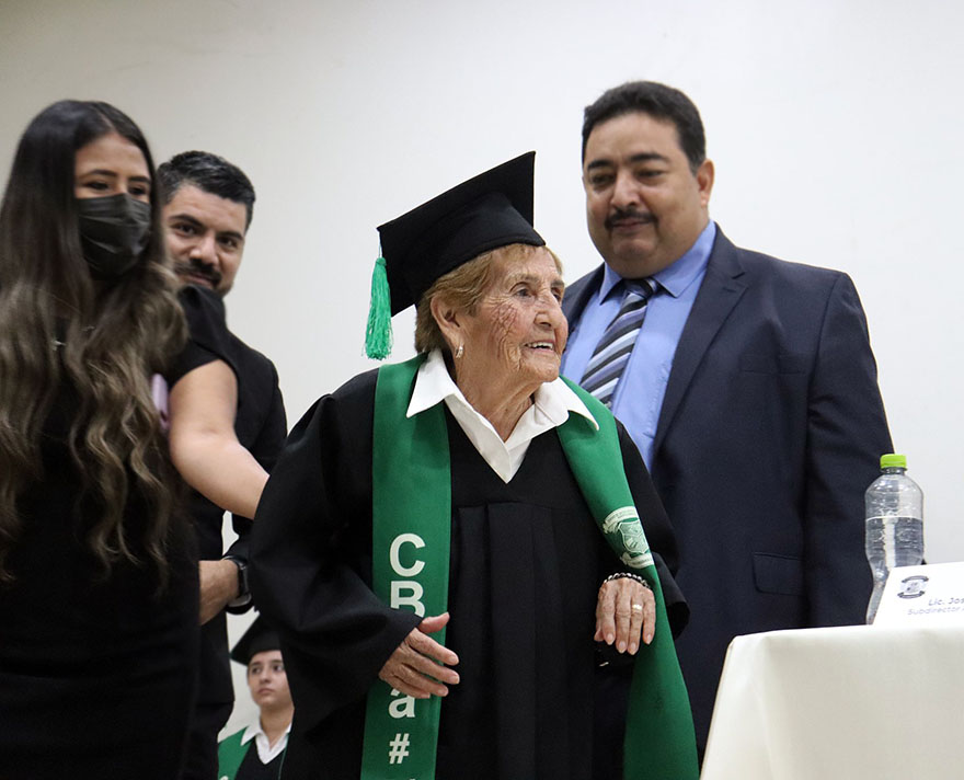 Esta anciana mexicana gradu&aacute;ndose de bachillerato es lo m&aacute;s inspirador que ver&aacute;s hoy