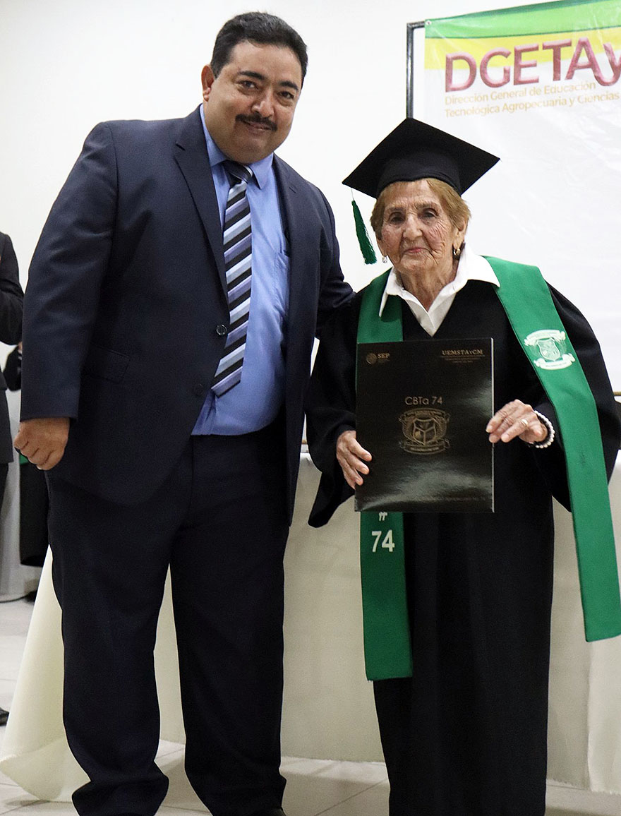 Esta anciana mexicana gradu&aacute;ndose de bachillerato es lo m&aacute;s inspirador que ver&aacute;s hoy