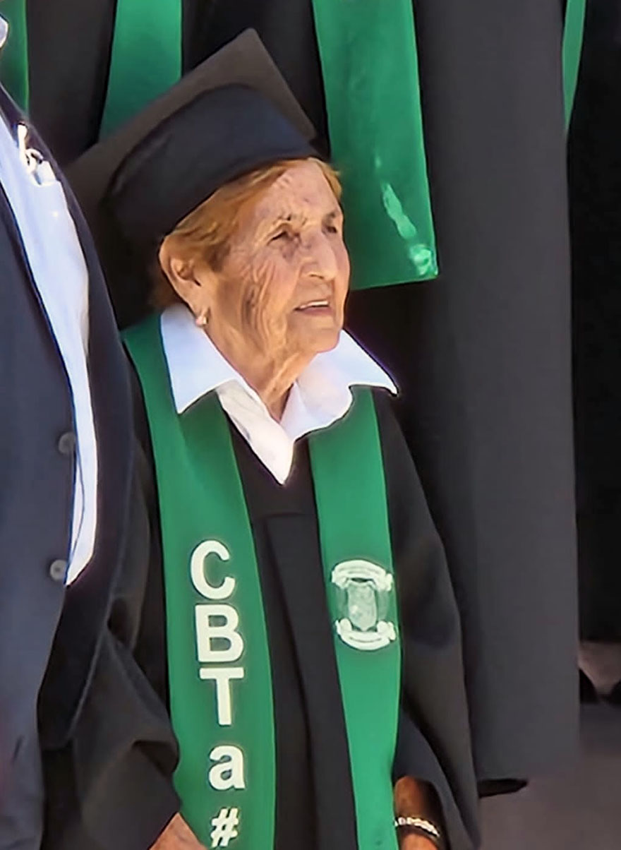 Esta anciana mexicana gradu&aacute;ndose de bachillerato es lo m&aacute;s inspirador que ver&aacute;s hoy
