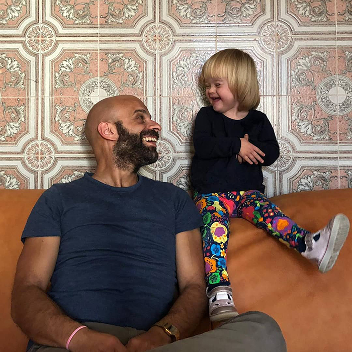 Este padre soltero adopt&oacute; a una ni&ntilde;a con s&iacute;ndrome de Down, y est&aacute; creciendo maravillosamente