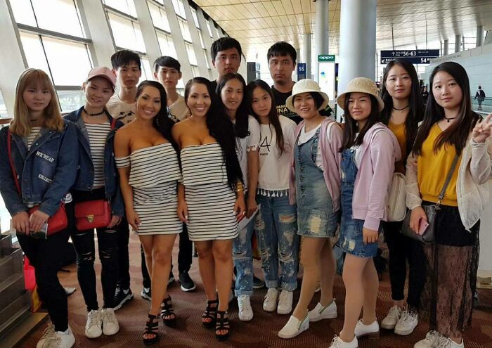 Estas gemelas son tan id&eacute;nticas que lo comparten todo... &iexcl;hasta el novio!