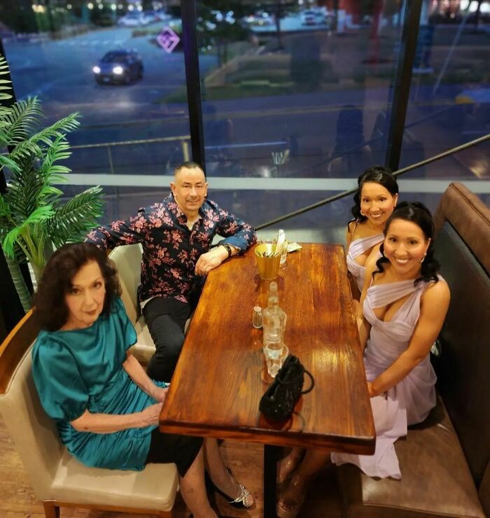 Estas gemelas son tan id&eacute;nticas que lo comparten todo... &iexcl;hasta el novio!