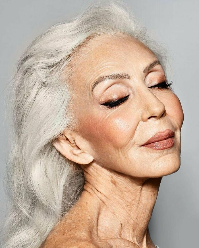 Esta modelo de 74 a&ntilde;os viste como quiere a pesar de las cr&iacute;ticas, y ayuda a romper estereotipos