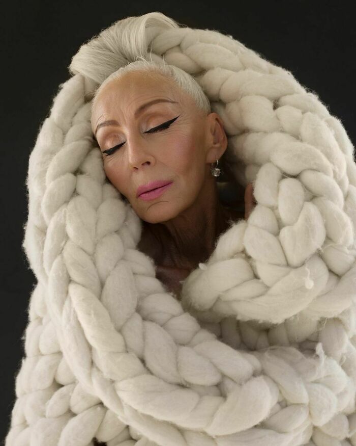 Esta modelo de 74 a&ntilde;os viste como quiere a pesar de las cr&iacute;ticas, y ayuda a romper estereotipos