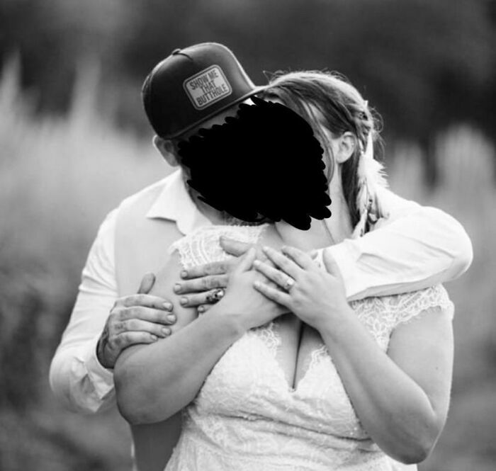 Qué Bonito Llevar En Tu Boda Una Gorra Que Dice "Enséñame Ese Ojete"