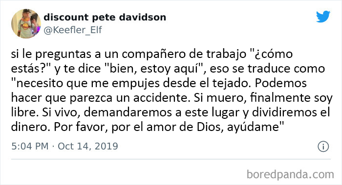 Meme divertido en Twitter sobre el trabajo y cómo ayudar a un compañero.