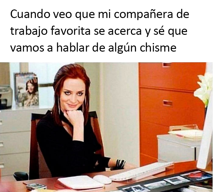 Mujer sonriendo en la oficina, texto humorístico sobre chismes del trabajo; meme para la jornada laboral.