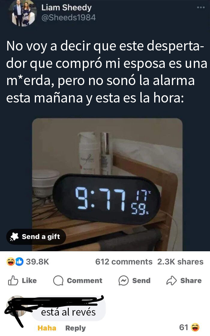 Reloj digital mostrando tiempo incorrecto como anécdota graciosa sobre corregir a alguien.