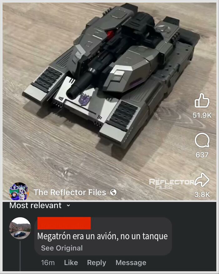 Tanque de juguete con comentario sobre Megatrón siendo avión, no tanque; refleja corrección errónea.