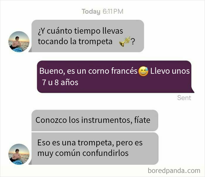 Chat sobre confusión de instrumentos musicales, alguien corrige pensando que es una trompeta.