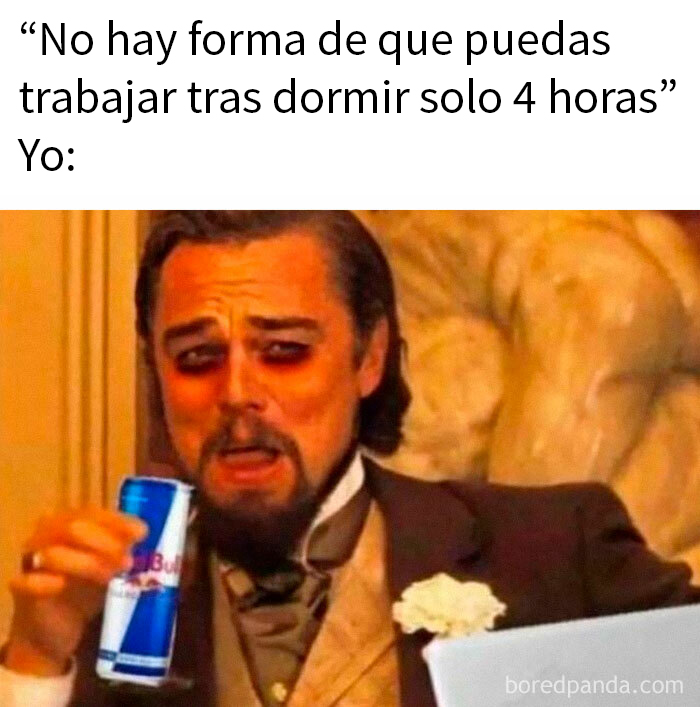 Hombre cansado sujetando bebida energética, ilustrando memes laborales.