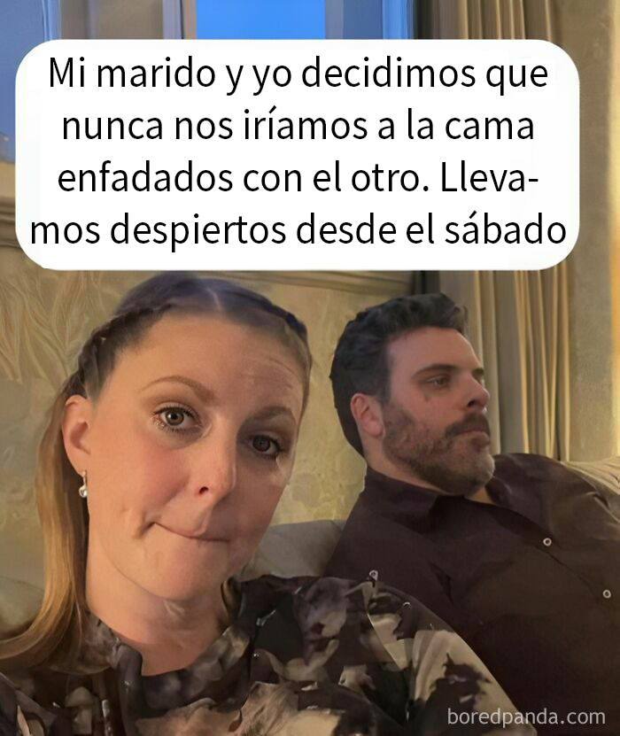 Pareja divertida despierta juntos, siguiendo una decisión de no dormir enfadados.