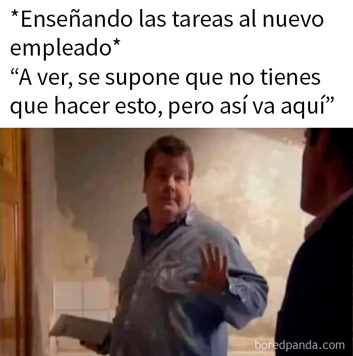 Hombre enseñando tareas al nuevo empleado, escena de humor para jornada laboral.