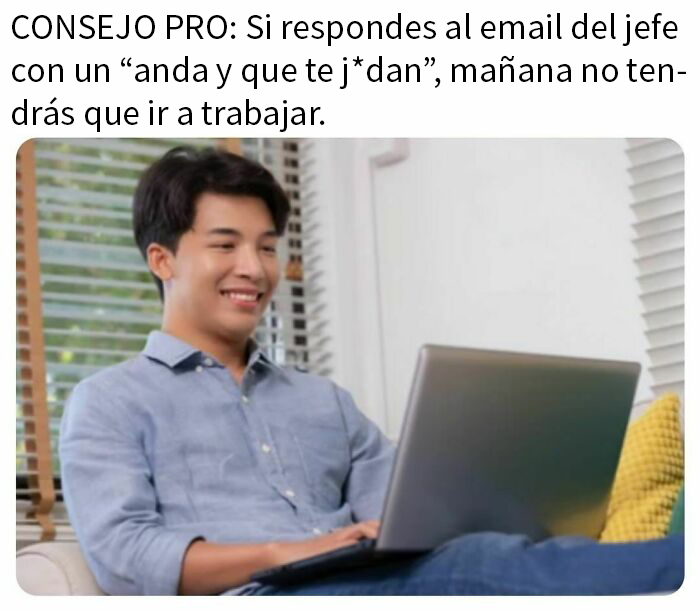 Hombre sonriendo con laptop, ejemplo de humor para hombres.