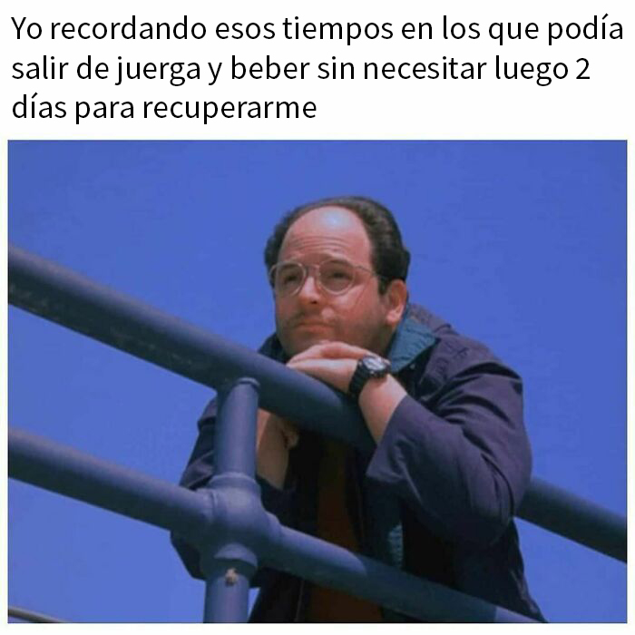 Hombre con gafas reflexionando al aire libre; humor para hombres sobre noches de fiesta.