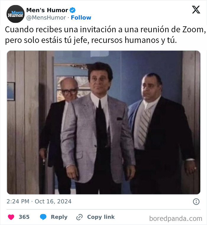 Tres hombres en trajes formales entrando en una habitación, representan humor para hombres en contexto laboral.