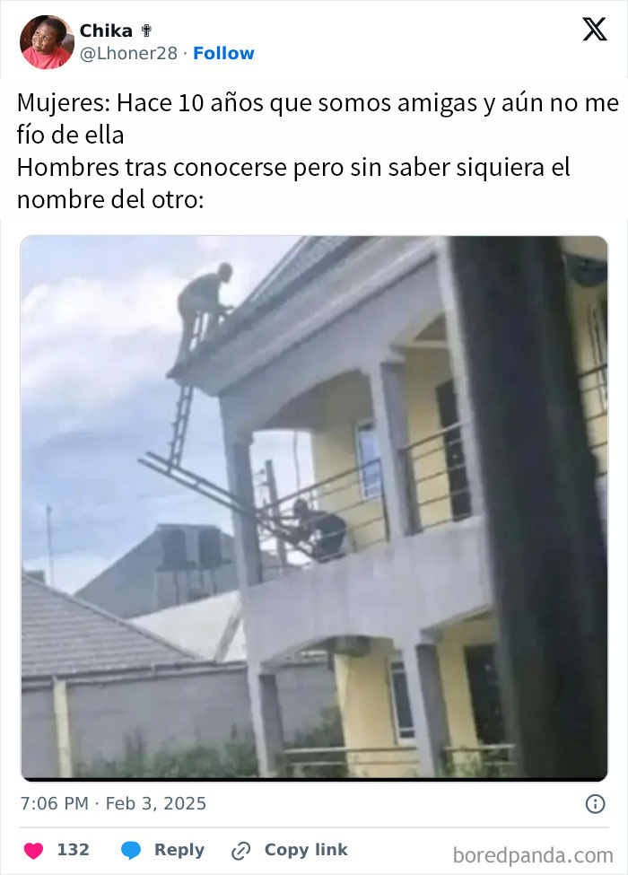 Hombres muestran humor mientras uno sostiene una escalera precariamente en un balcón.