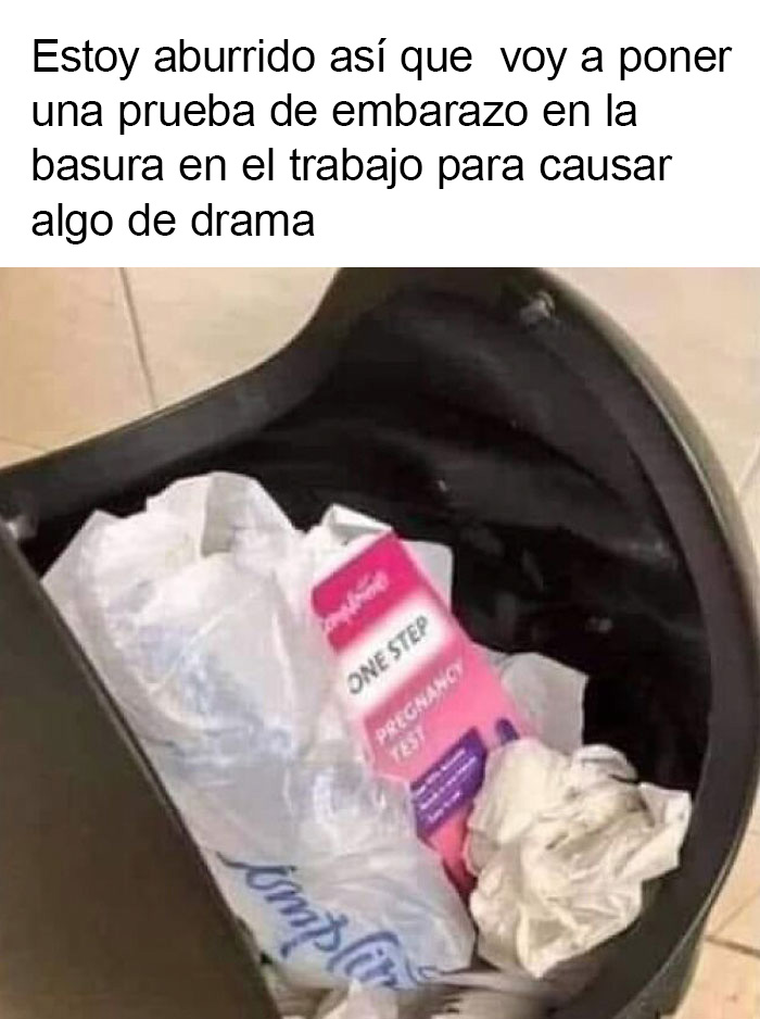 Prueba de embarazo en bote de basura de oficina, humor para jornada laboral.
