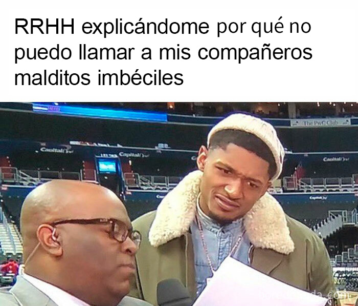 Empleado confundido en discusión con RRHH sobre lenguaje inapropiado en la jornada laboral.