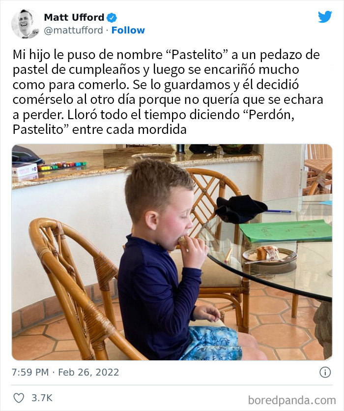 Niño comiendo pastelito llorando porque no quería que se echara a perder, demostrando divertidas tonterías infantiles.