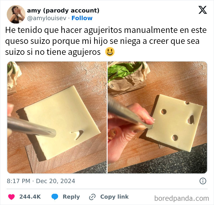 Madre haciendo agujeros en queso suizo para su hijo escéptico sobre el origen del queso.