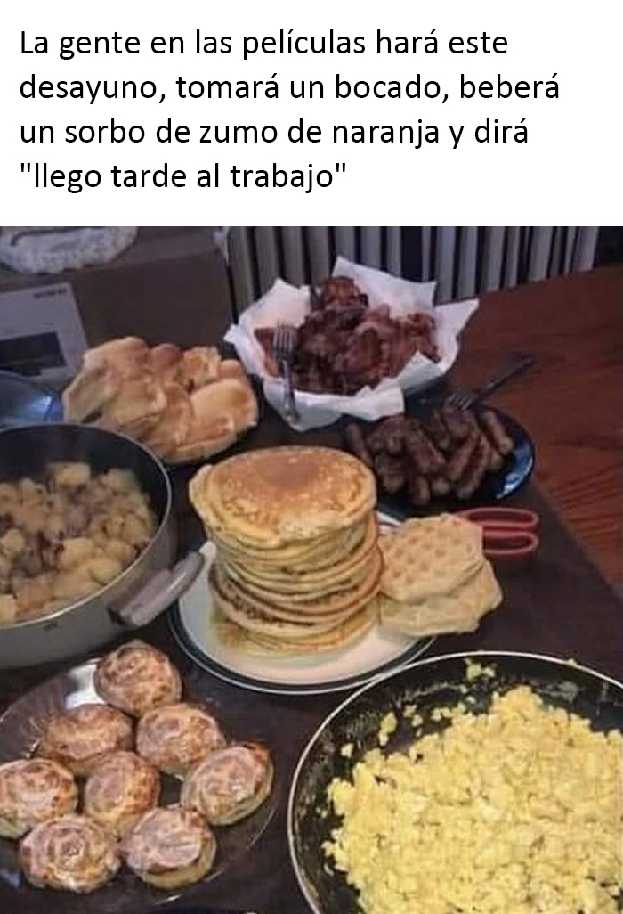 Desayuno abundante con comida variada sobre la mesa, incluido panqueques, salchichas, y huevos revueltos.