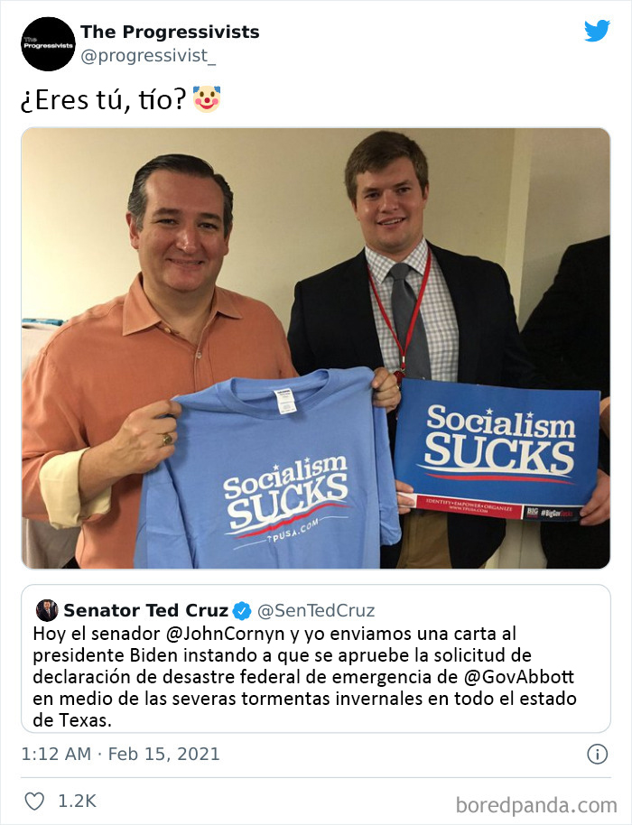 Dos hombres sostienen una camiseta y cartel con mensaje sobre socialismo en contexto de avergonzados en internet.
