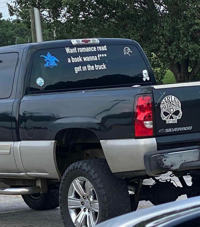 Camioneta con pegatinas humorísticas que provocan vergüenza ajena estacionada en un aparcamiento.