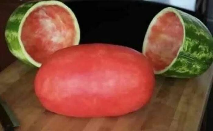 Sandía sin cáscara sobre tabla de cortar, ejemplo de comida caótica y memes salvajes.