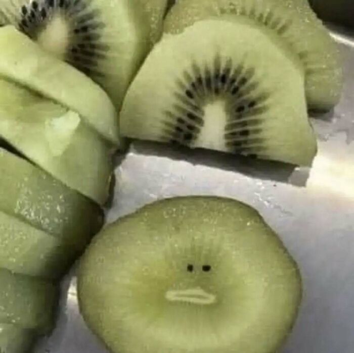 Kiwi con expresión cómica, ejemplo de comida caótica en memes.