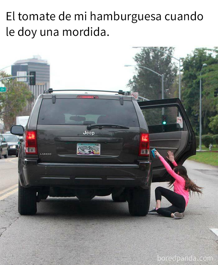 Persona alcanzando un auto que avanza, ilustrando un meme divertido sobre comida.