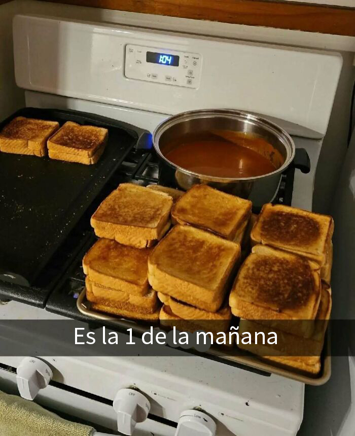 Tostadas apiladas y sopa en la estufa a la 1:04 a.m., ejemplo de comida caótica.