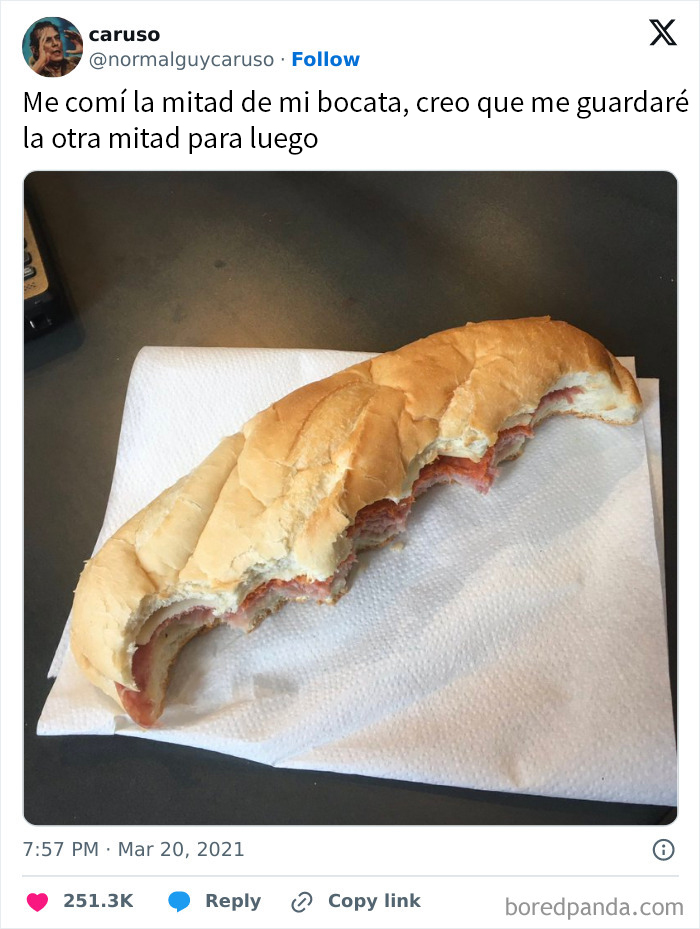 Bocadillo a medio comer en servilleta, ejemplo de comida caótica y meme divertido.