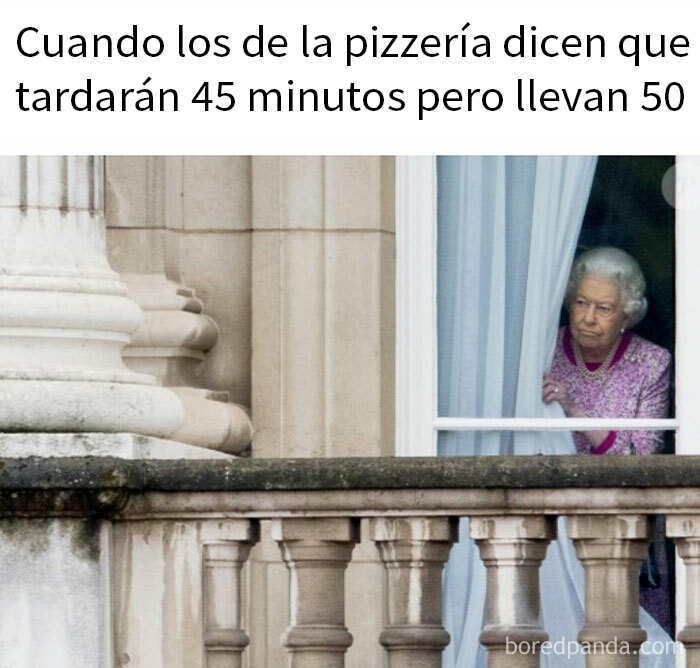 Meme divertido de una mujer mayor mirando con impaciencia a través de una ventana, esperando comida.