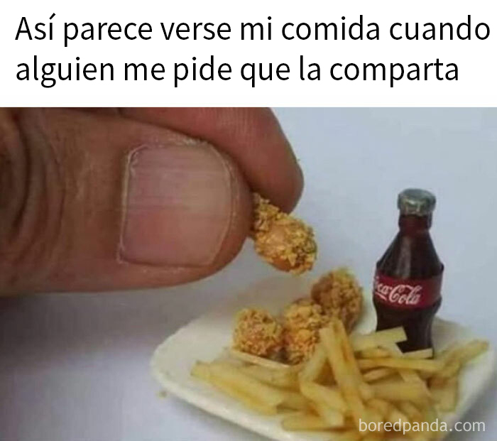 Dedo sosteniendo comida en miniatura junto a papas y refresco, destacando un meme divertido de comida.