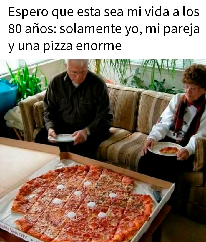 Pareja de ancianos con una pizza enorme, ejemplo perfecto de memes salvajes sobre comida caótica.