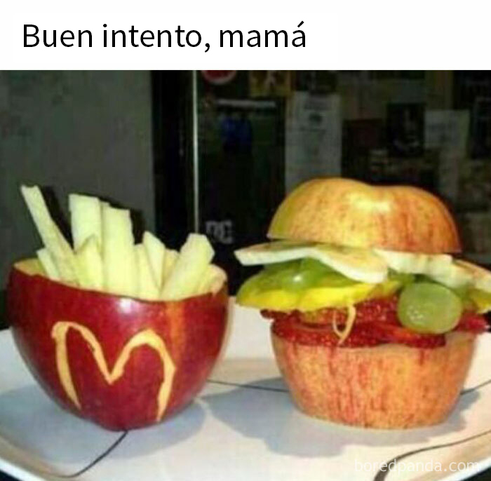 Hamburguesa y papas hechas de manzana como divertido meme de comida en un plato.
