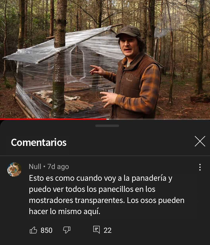 Hombre en bosque mostrando estructura de plástico, con comentario sarcástico superpuesto.