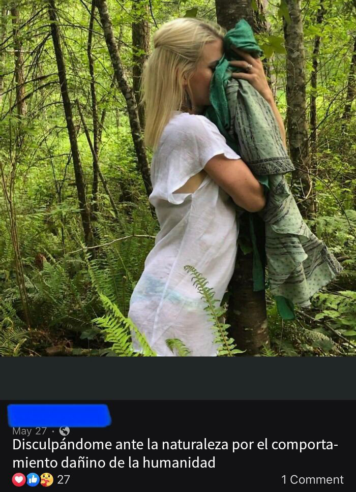 Mujer abrazando un árbol en el bosque, provocando vergüenza ajena.