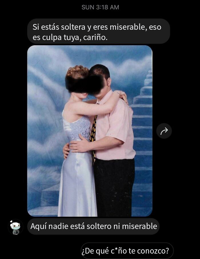 Pareja abrazada en foto antigua con mensajes que provocan vergüenza ajena.