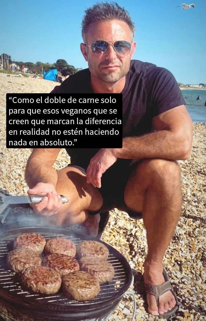 Hombre en la playa cocinando hamburguesas en una parrilla, mostrando una publicación de vergüenza ajena.