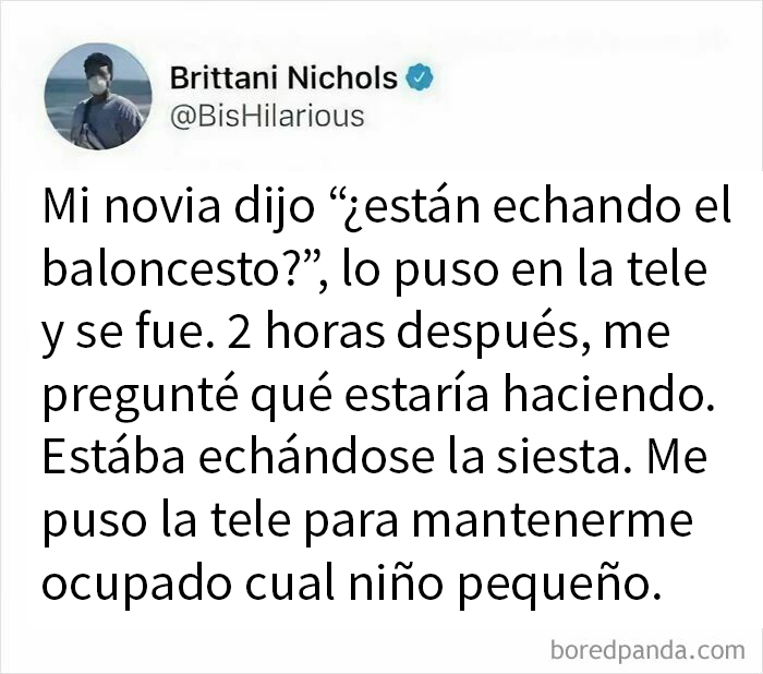 Broma con un meme divertido sobre baloncesto y siestas, involucrando una estrategia para mantener ocupado a alguien.