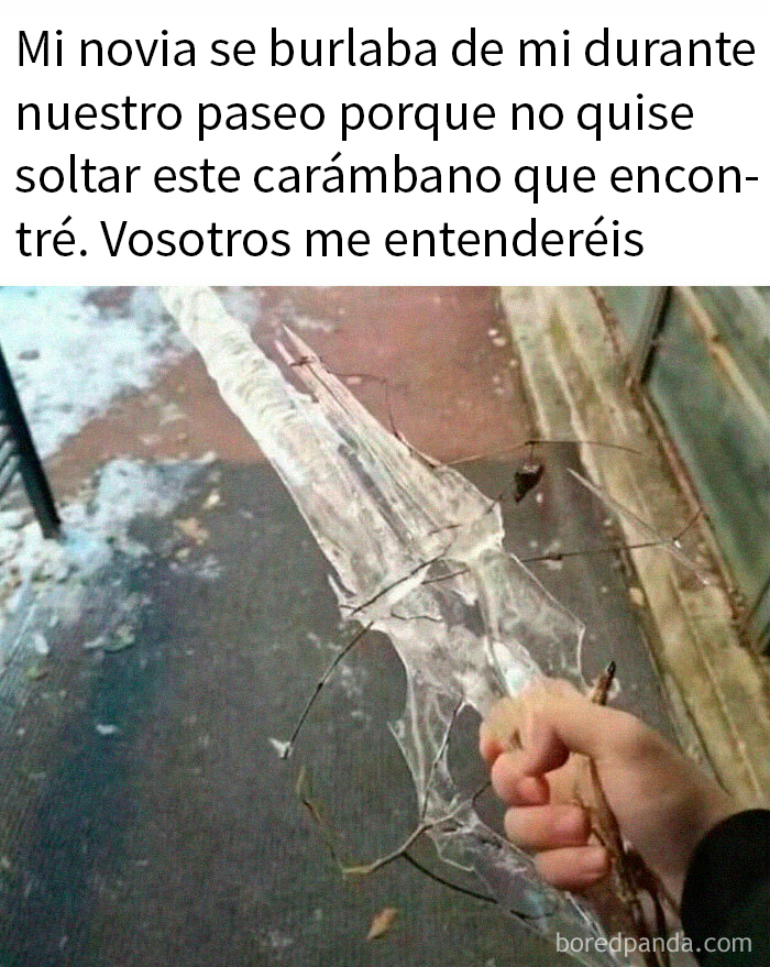 Persona sosteniendo un carámbano en la mano mientras camina, representando un meme caótico y divertido de la vida.