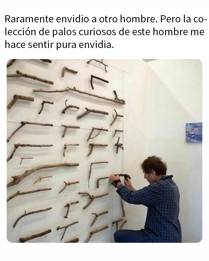 Hombre organizando su colección de palos curiosos en la pared, creando un divertido meme caótico.