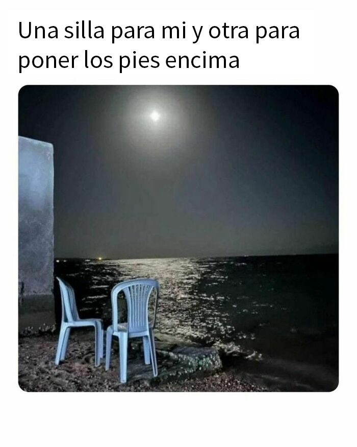 Dos sillas frente al mar bajo la luna, reflejando un momento caótico y divertido de la vida.